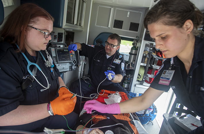 Los TEM ayudan a un paciente en una ambulancia