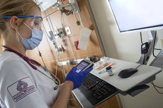 an image of a Geisinger school of nursing student in patient room
