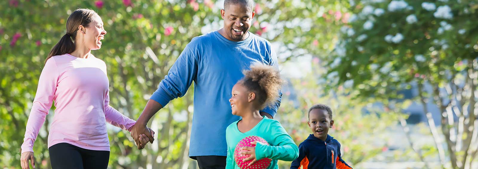 active family in the park avoiding prediabetic health conditions