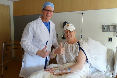 MAKO patient gives a thumbs up in post surgery at GSWB