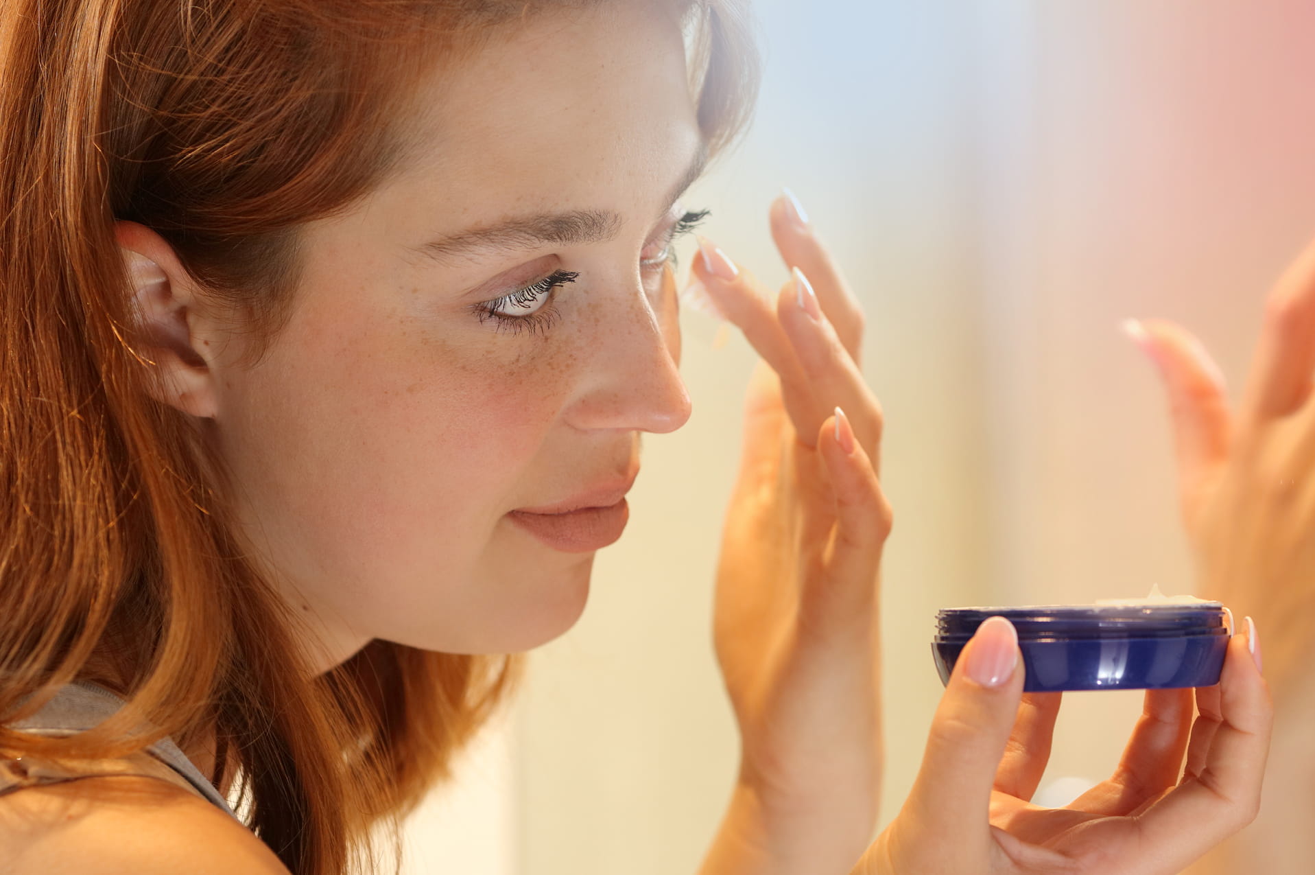 A women using eye cream