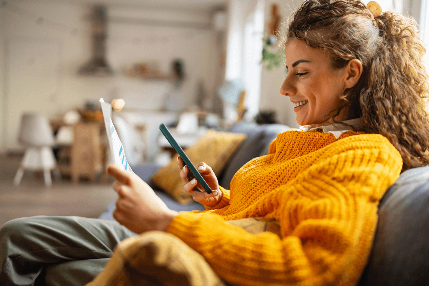 Una mujer toma una foto de una factura con su teléfono