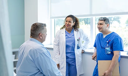 A male patient talks with medical staff