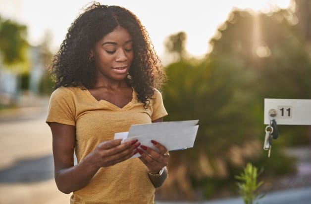 Una mujer revisando su buzón
