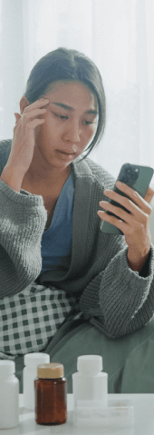 Una mujer revisa su teléfono