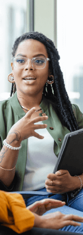 Una mujer en una silla conversa con alguien