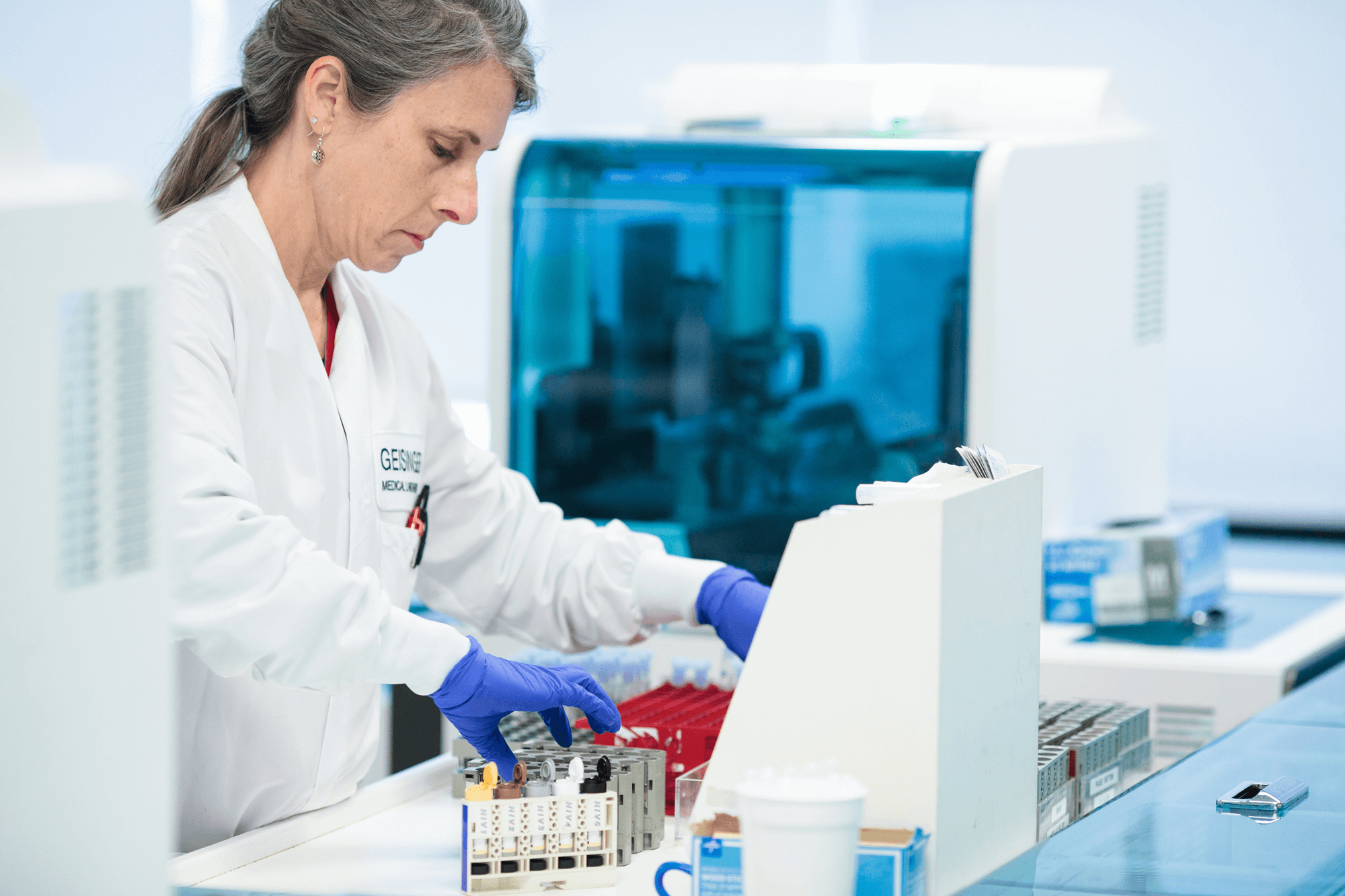 Un investigador trabaja en un laboratorio que analiza líquidos