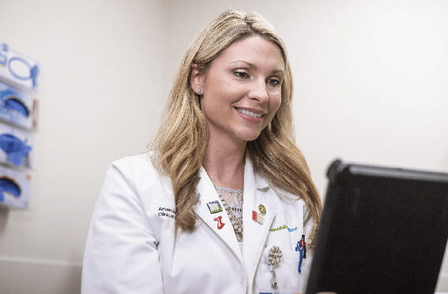 Un médico mira una tableta