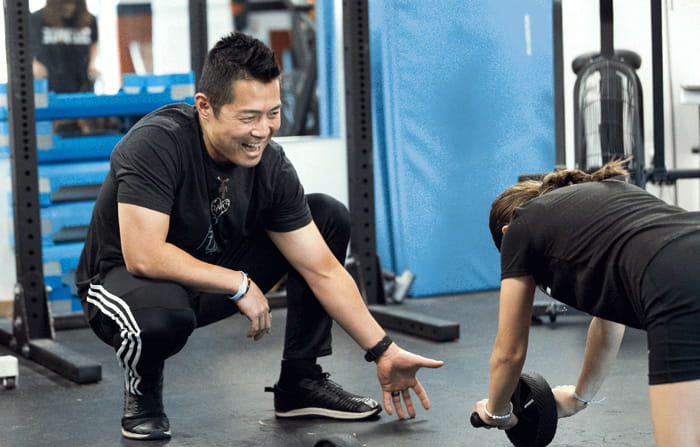 Entrenador con un cliente