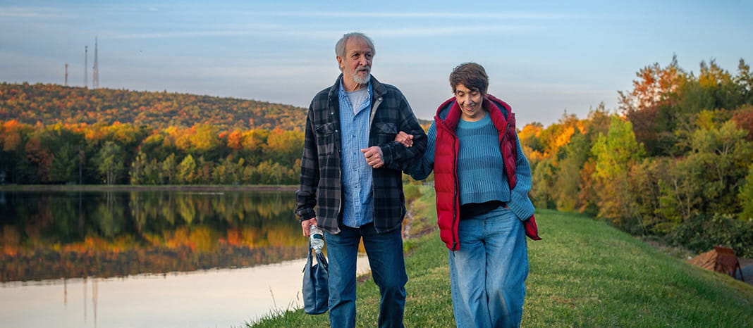 Pareja mayor caminando por un río de Pensilvania