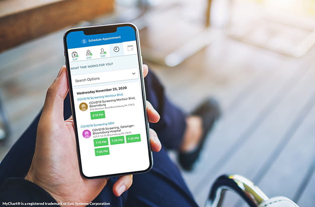 Una persona mira la aplicación Geisinger en su teléfono
