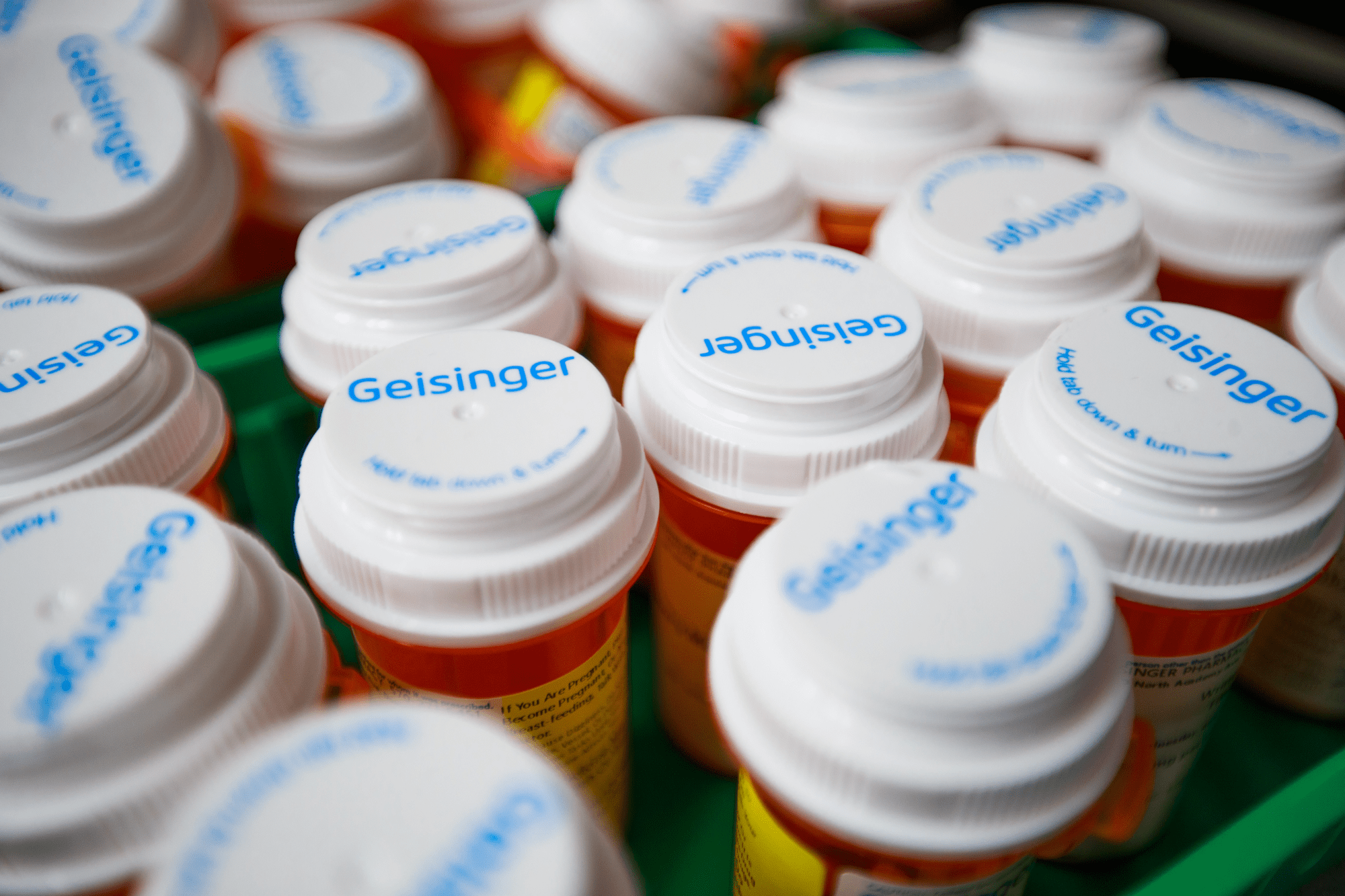 Un recipiente lleno de frascos de medicamentos recetados