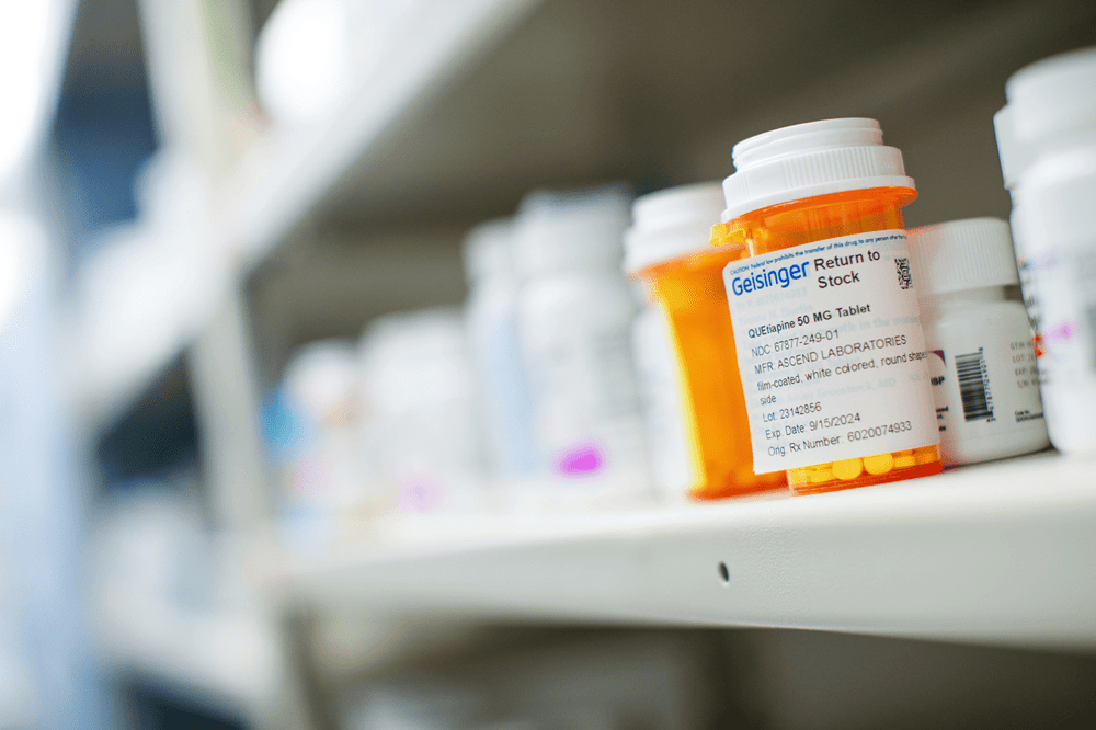 Un frasco de medicamentos recetados en un estante