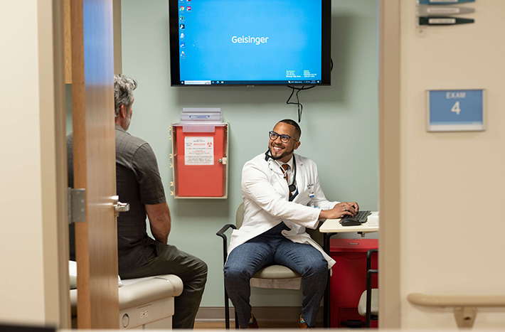 Un médico con un paciente