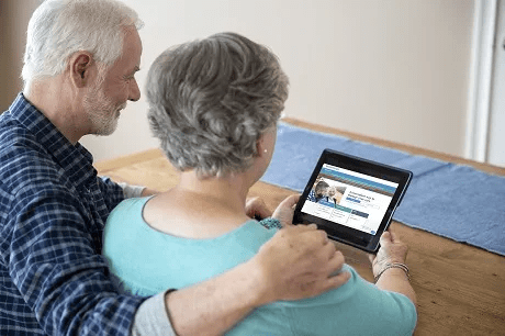 Una pareja mayor mira el sitio web de Geisinger en una tableta