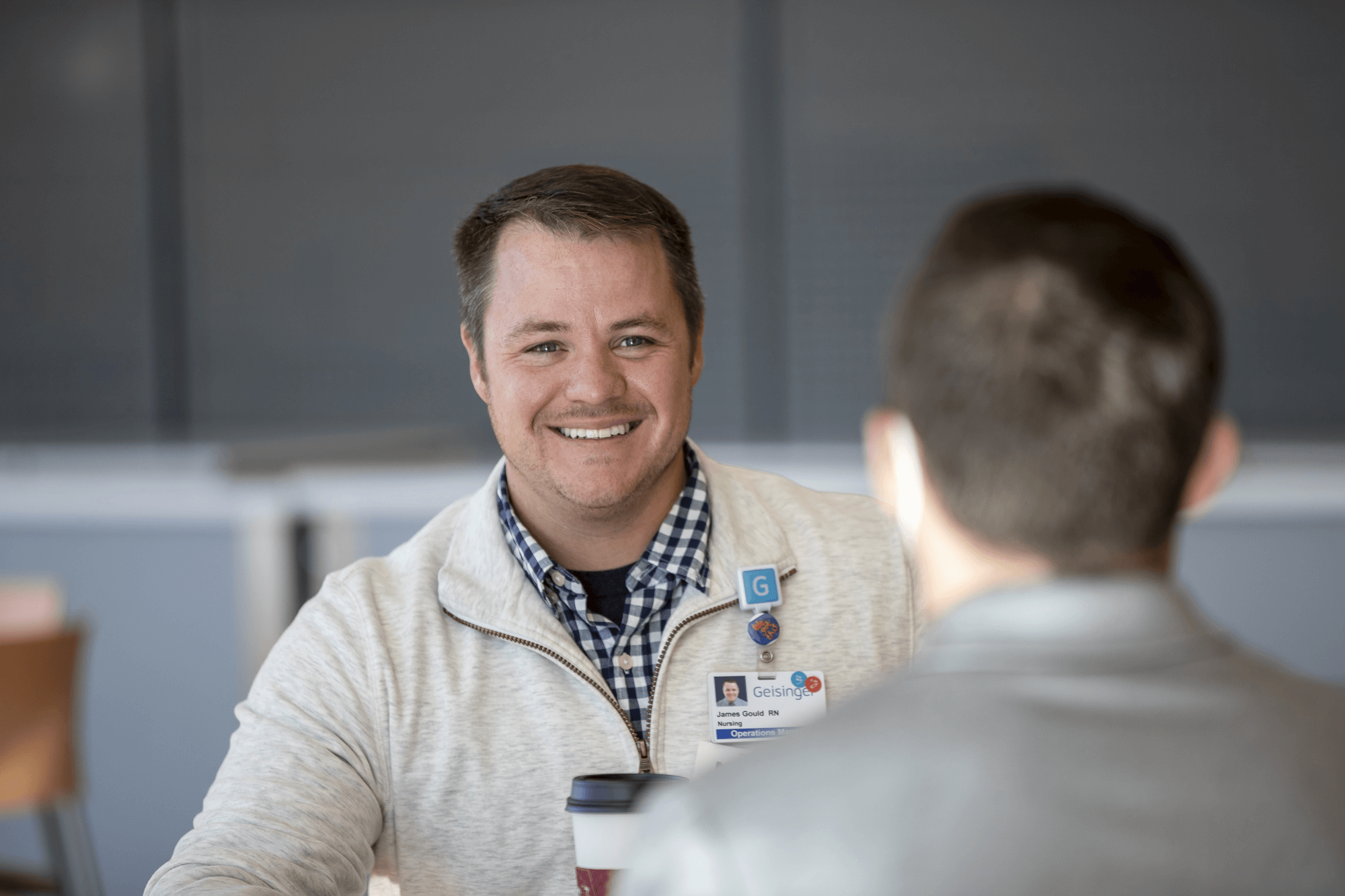 Un médico conversa con un paciente en una clínica 