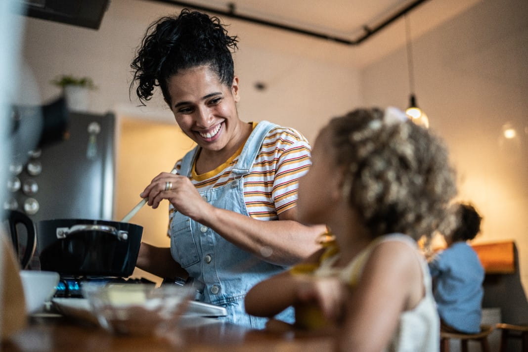 Una madre y una hija cocinan en la cocina