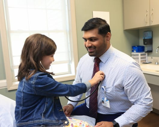 un médico con un paciente pediátrico