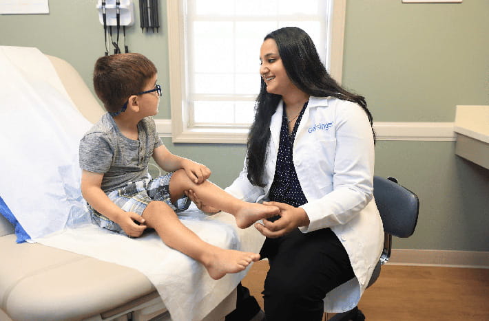 Un niño en una cita con el médico