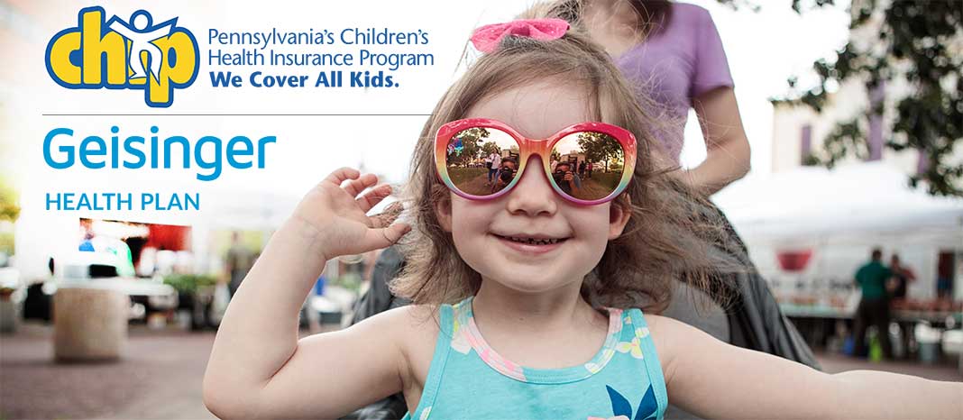 Niña sonriente con anteojos de sol en un cochecito