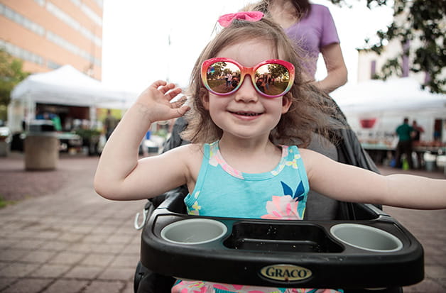 Un conductor de autobús escolar sonriente