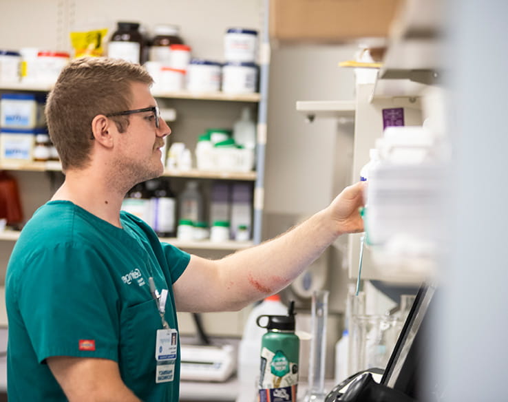 Un farmacéutico usa una máquina